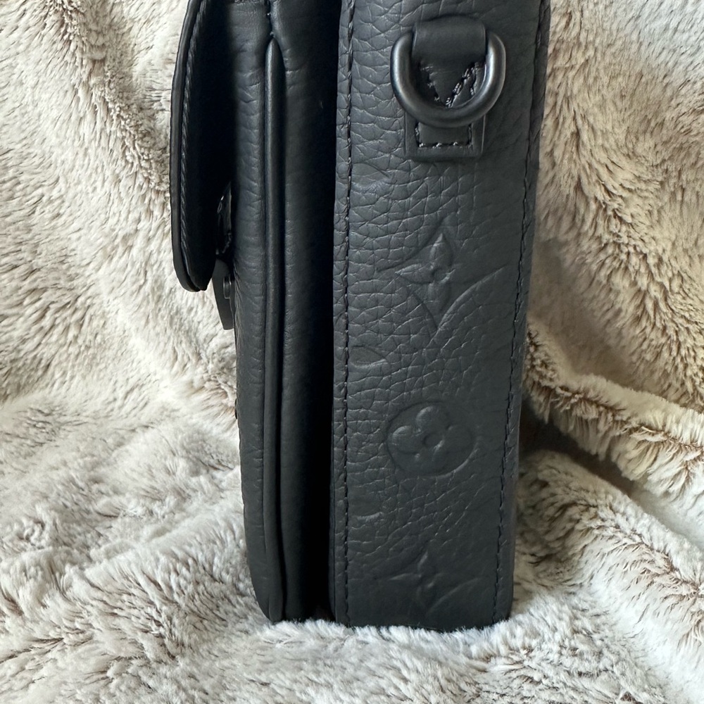 Sold on FB. Louis Vuitton S-Lock Vertical Wearbale Wallet Taurillon Black - Picture 8 of 17